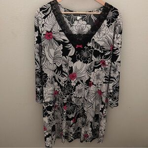 ✨Studio Donatella floral print nightgown with a v-neck and lace trim size XL